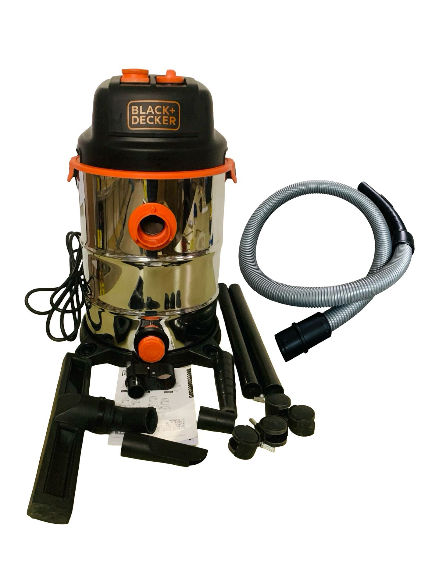 BLACK+DECKER Nass,-Trockensauger BXVC30XTDE mit Integrierter Steckdose 1600W 30L